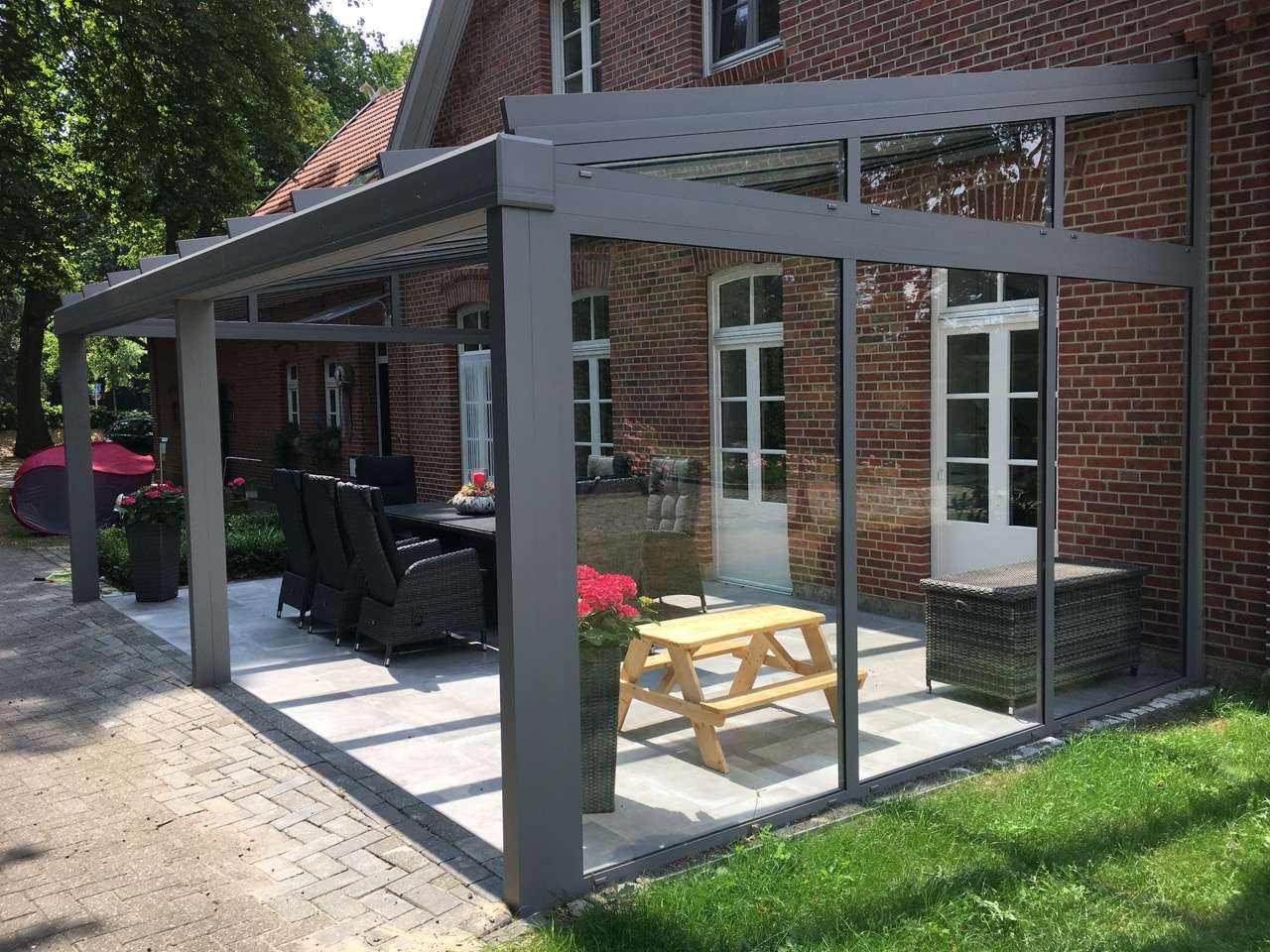 Festverglaste Seitenelemente an Wintergarten oder Terrassenüberdachung