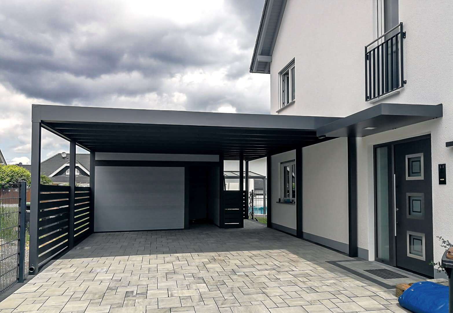Flachdach-Carport von FT Work & Design in zeitlosem Design